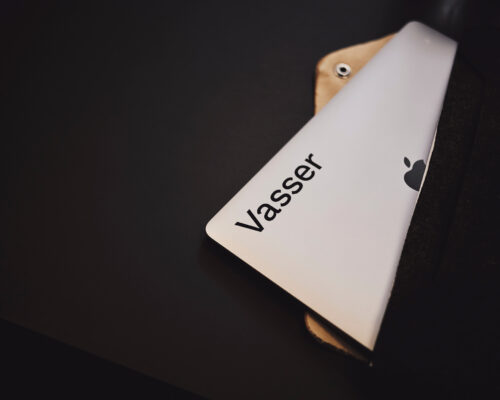 Folie av Vasser logo på en Macbook